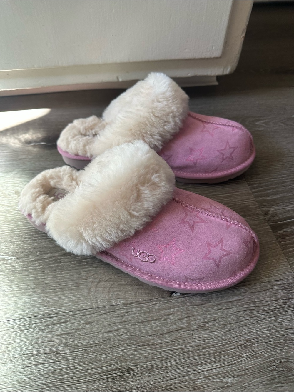 UGG Kids Pink Star Shearling Clog Slippers - Picture 4 of 8